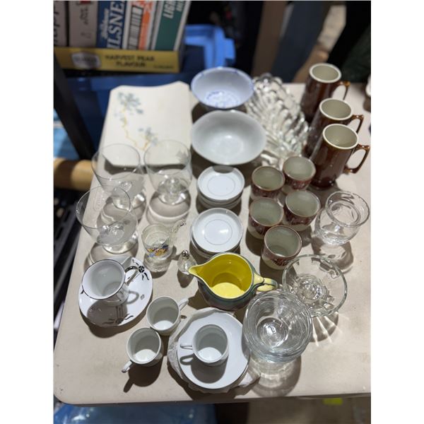 Assorted kitchen dishes