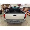 Image 19 : PARKSVILLE - 2004 GMC SIERRA WHITE 260450 KMS - D320245