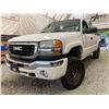 Image 1 : PARKSVILLE - 2004 GMC SIERRA WHITE 260450 KMS - D320245