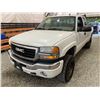 Image 3 : PARKSVILLE - 2004 GMC SIERRA WHITE 260450 KMS - D320245
