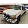 Image 4 : PARKSVILLE - 2004 GMC SIERRA WHITE 260450 KMS - D320245