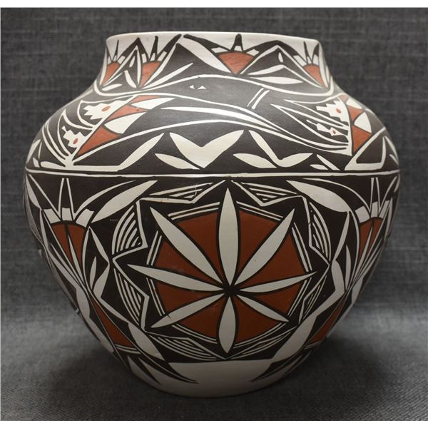 LAGUNA PUEBLO POTTERY OLLA (MIRIAM ORTIZ DAVIS)