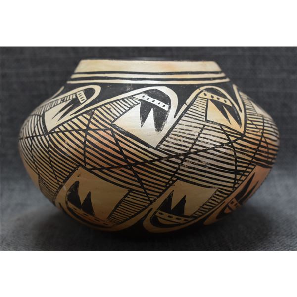 HOPI INDIAN POTTERY JAR (SADIE ADAMS)