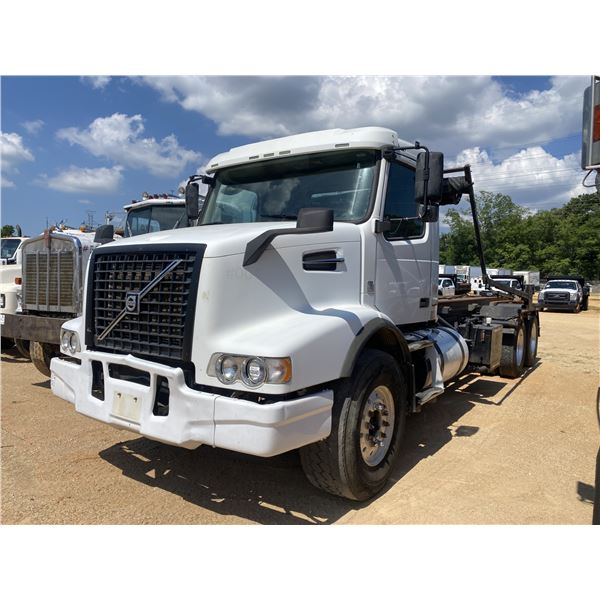 2016 VOLVO VHD Roll Off Truck