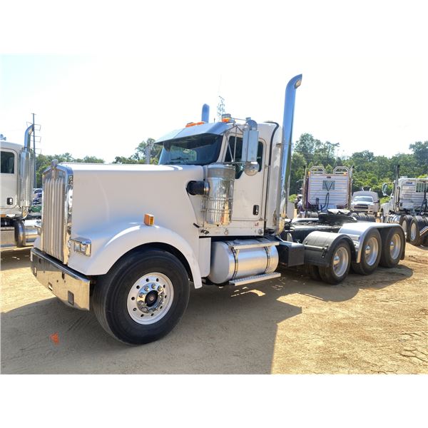 2009 KENWORTH W900 Day Cab Truck