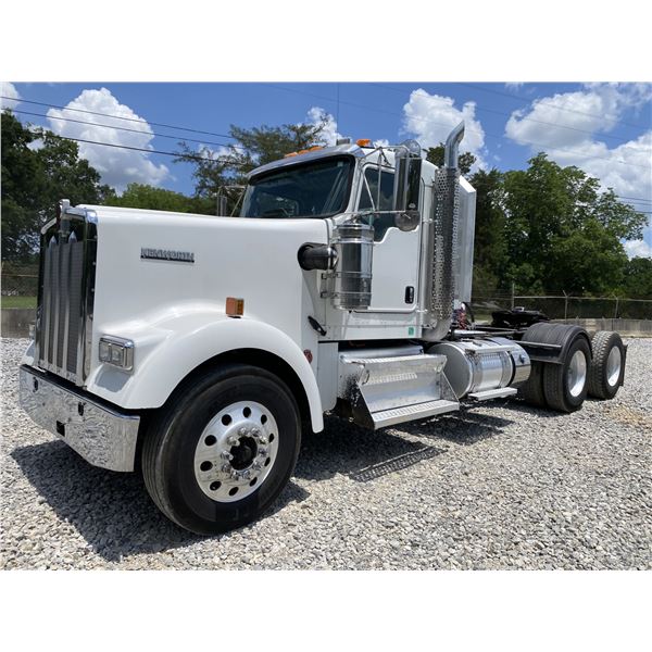 2018 KENWORTH W900 Day Cab Truck