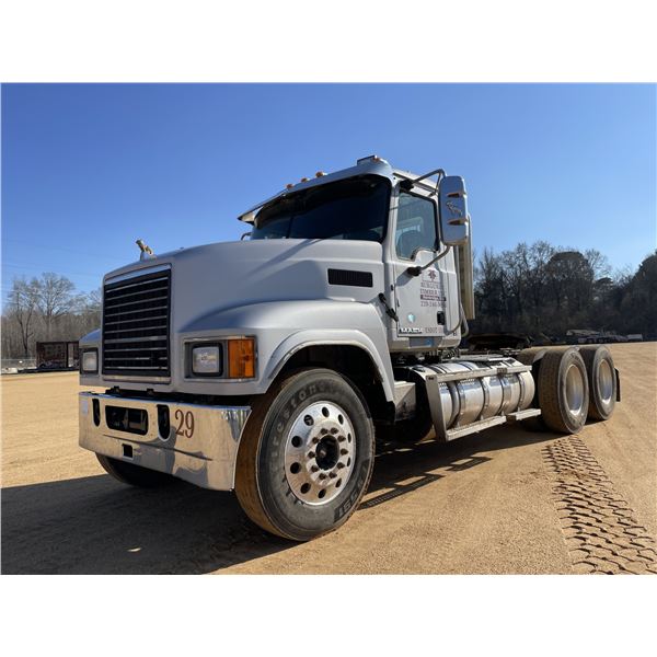 2015 MACK CHU613 Day Cab Truck