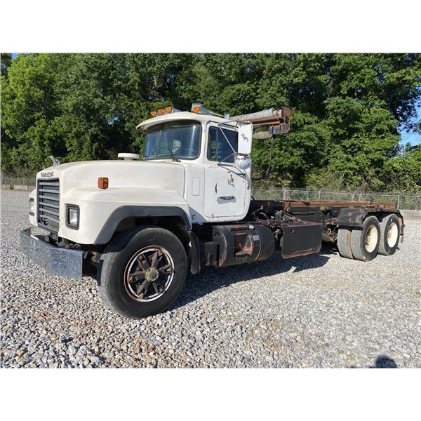 1998 MACK RD688S Roll Off Truck