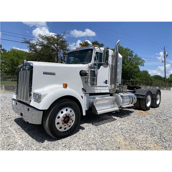 2018 KENWORTH W900 Day Cab Truck