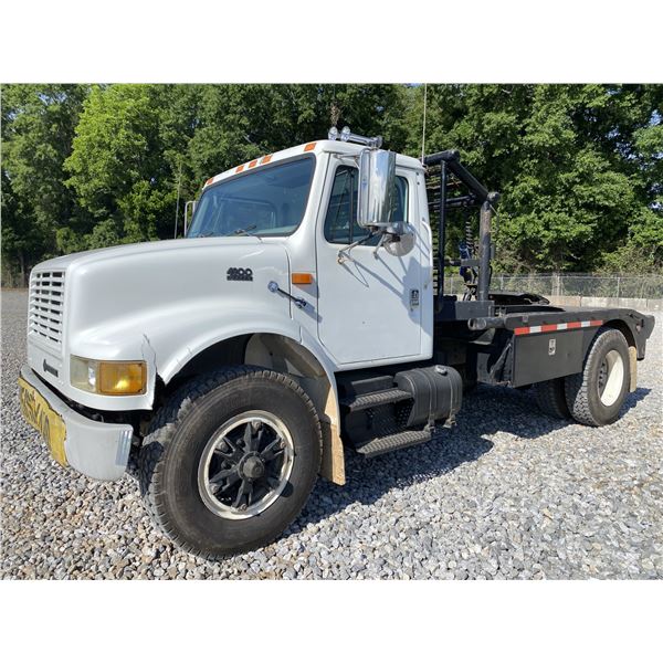 1998 INTERNATIONAL 4900 Winch Truck