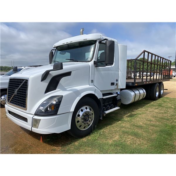 2017 VOLVO VN Flatbed Truck