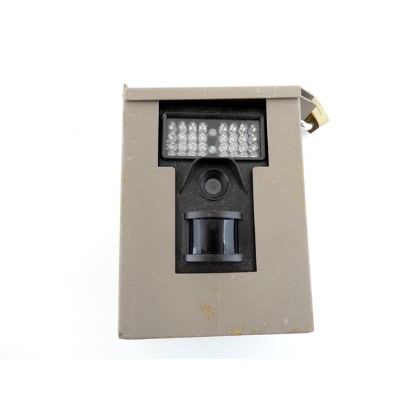 BUSHNELL GAME CAMERA WITH METAL LOCKING CASE