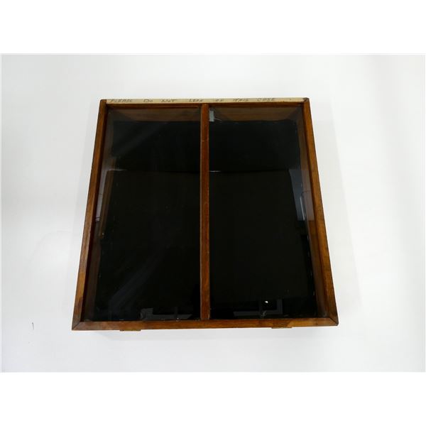 SHOW DISPLAY CASE WITH LOCK