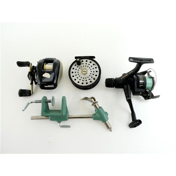 FLY FISHING TYING VISE & ASSORTED FISHING REEL LOT