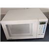 Image 3 : Danby Designer Countertop Microwave Oven with Push-Button Controls