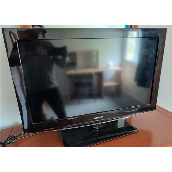 Samsung 32-Inch LCD HDTV Model LN32A450B2D with Multiple Input Options