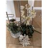 Image 2 : Towel Racks & Faux Plants