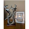 Image 1 : Figurine and Photo Frame