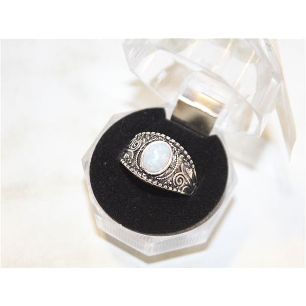 SZ. 8 SP. OVAL F. WHITE OPAL DÉCOR. RING