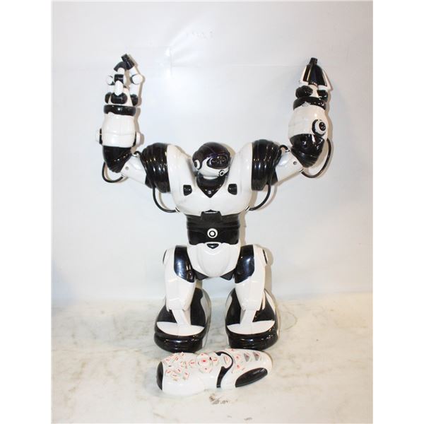WOW WEE ROBOSAPIEN 14" HUMANOID R/C ROBOT