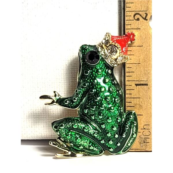 16) GOLD TONE WITH GREEN & RED