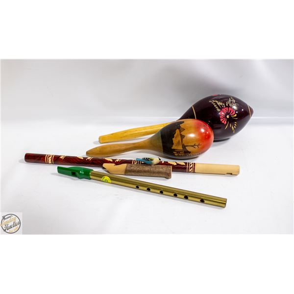 FLAT WITH 2 WOODEN MARACAS 2 FLUTES 1 WHISTLE