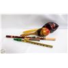 Image 1 : FLAT WITH 2 WOODEN MARACAS 2 FLUTES 1 WHISTLE