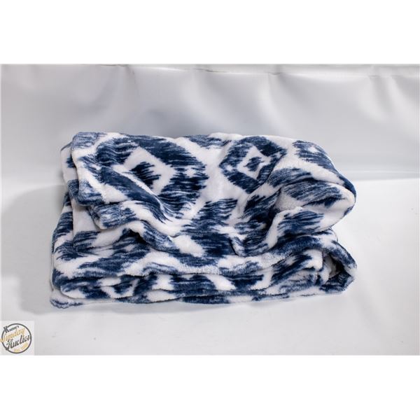 BOX WITH SUPER PLUSH BLUE & WHITE THROW