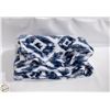Image 1 : BOX WITH SUPER PLUSH BLUE & WHITE THROW