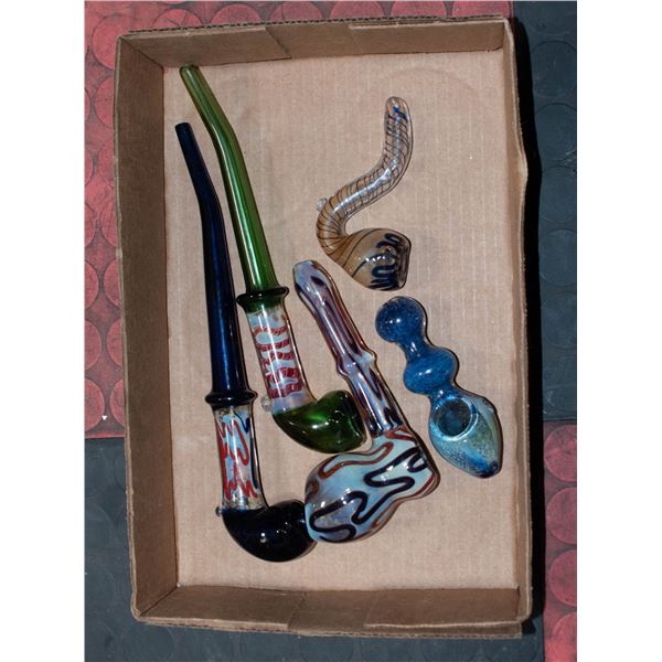 FLAT WITH 5 GLASS PIPES