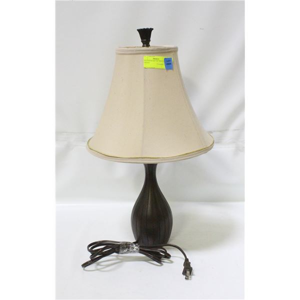 CONTEMPORARY 18" TABLE LAMP W/SHADE