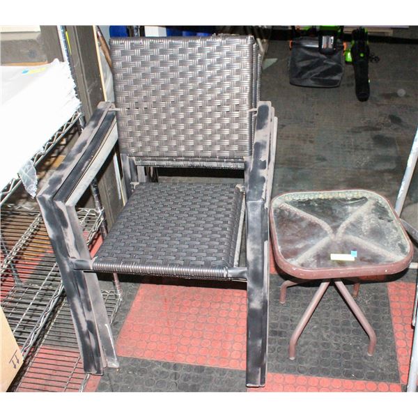 PATIO END TABLE WITH 4 CHAIRS