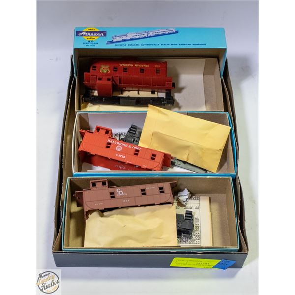 LOT HO SCALE BOX CARS IN BOXES