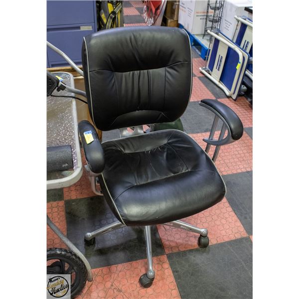 BLACK COMPUTER CHAIR