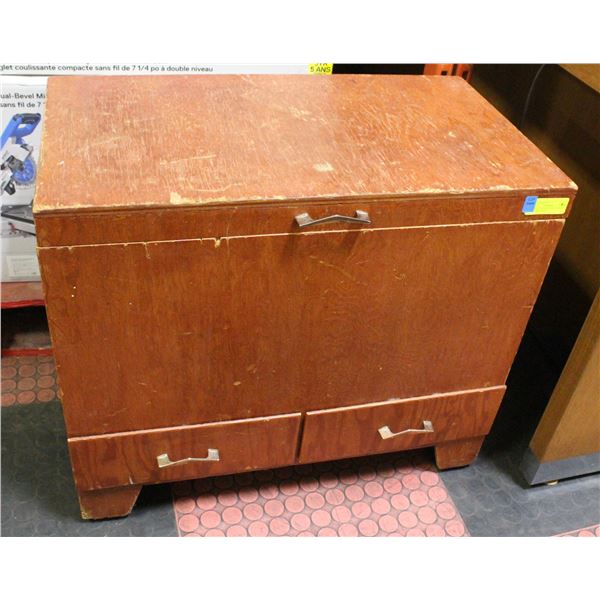 VINTAGE TRUNK/STORAGE CHEST WITH 2 BOTTOM