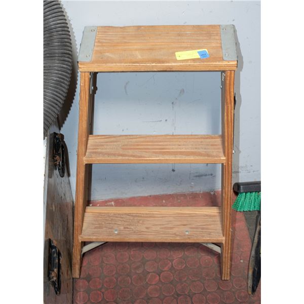 WERNER 2 FOOT/3 STEP WOOD STEP LADDER