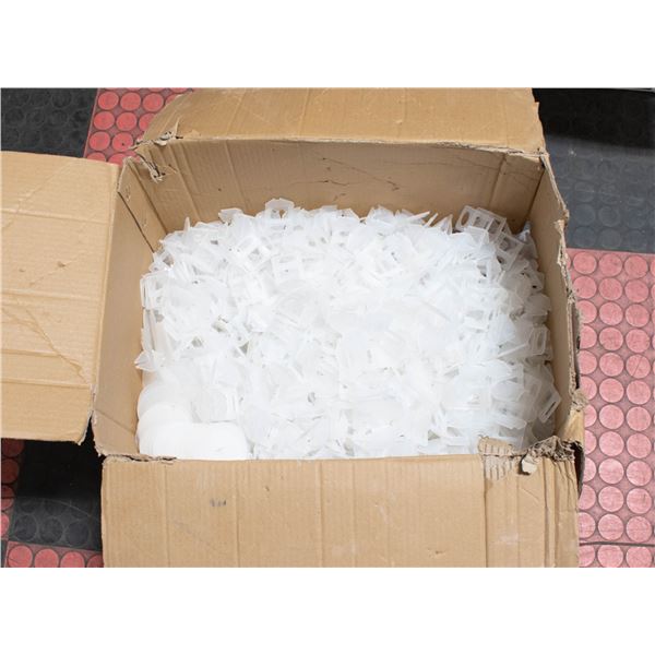 LARGE BOX FULL OF TILE LEVELING CLIPS