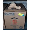 Image 1 : BOX OF 16 WOOD QUEEN ANNE CABINET LEGS