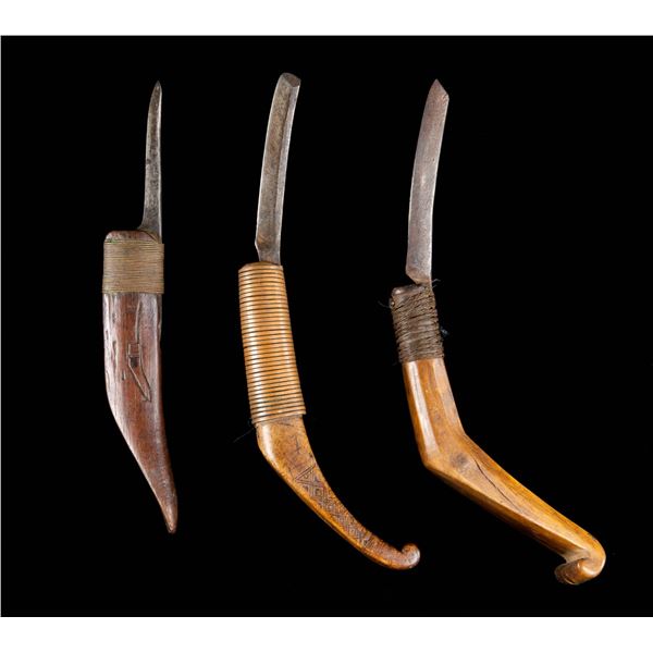 THREE GOOD CARVED NATIVE AMERICAN CROOKED KNIVES.