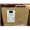 Image 2 : AmazonBasics Velvet Hangers 100-Pack Burgundy