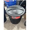Image 2 : Rubbermaid Roughneck 32 Gallon Trash Can