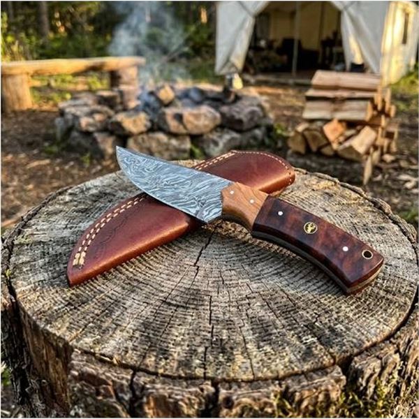 Custom Damascus Steel Knife with Leather Sheï»¿ath