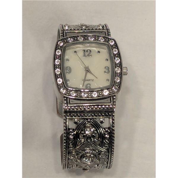 Quartz Elegant Design Battery Powered Womens Watch