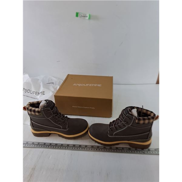 Anjoufemme Hiking Boots Size 8