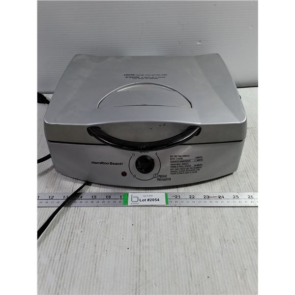 (1) Hamilton Beach Indoor Contact Grill-powers on