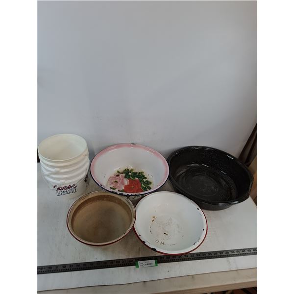 Vintage Basins, Large Enamelled Roaster - 18" Diameter, Coors Light Pails