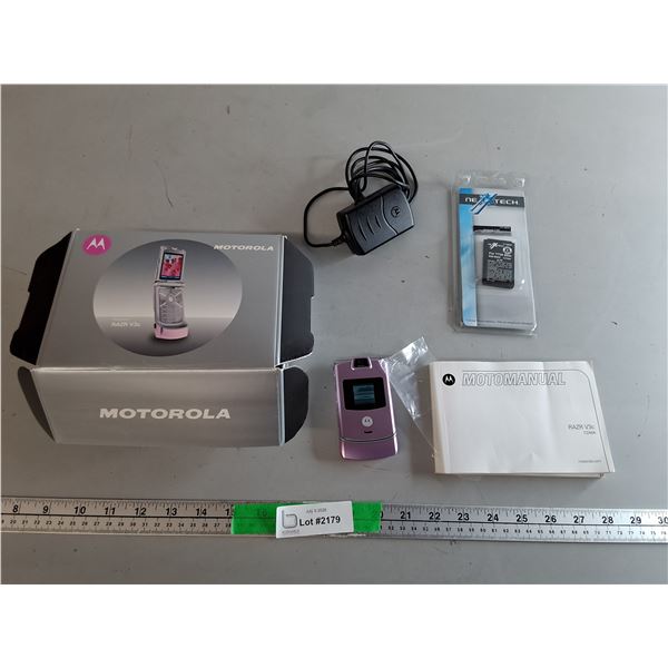 Motorola Razr V3c Flip Phone,  Charger & Extra Battery- Powers On