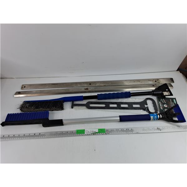 Snow Brushes, Handy Handle, Metal Pieces, Cannot Ship