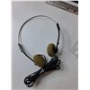 Image 9 : Lanyards, SanDisk 1GB Card, Apple Micro USB Cord and Earbuds, Headset