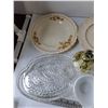 Image 6 : (4) Vases, (6) Small Plates, (2) Large Plates, (2) Handleholders, (8) Cups